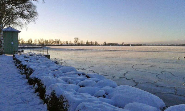 In Vadstena ist der Vätternsee mit Eis bedeckt.