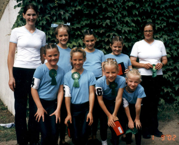 Oben v.l.: Birgit, Bianca, Johanna, Elli, Gabi. Unten v.l.: Ina (S1), Charlene, Eva und Xenia (S1)...- in Klammern = die heutige Gruppe. Waren die süüüüüß.