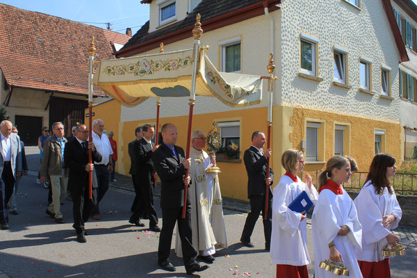 Auf dem Prozessionsweg mit Prälat Bour/On the processional way with Prelate Bour, 19.06.2014, Wendelsheim (Rottenburg), Germany, Canon EOS 550d. Foto: Eleonore Schindler von Wallenstern.