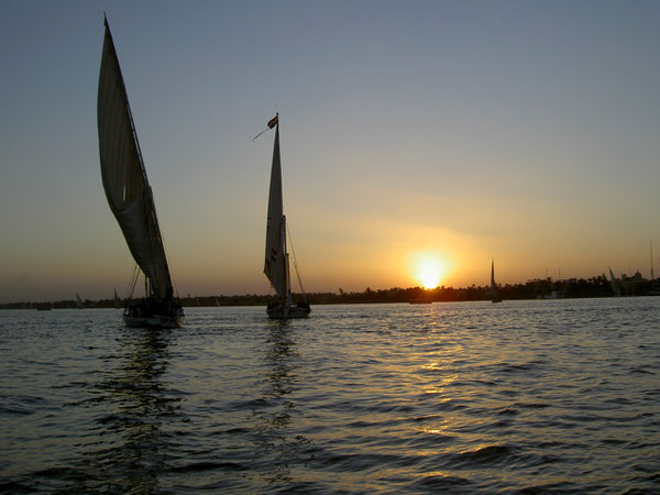 "Segel in der Sonne"/"Sails in the sun", Nil/Nile, Luxor, Egypt, 21.02.2007, Konica. Foto: Eleonore Schindler von Wallenstern.