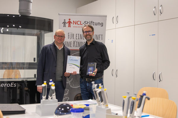 Marcus Brunner von der Dr. Arne Einhausen GmbH & Co.KG Stelle (links) übergab Dr. Frank Stehr von der NCL-Stiftung die Urkunde. © Andreas Überschär