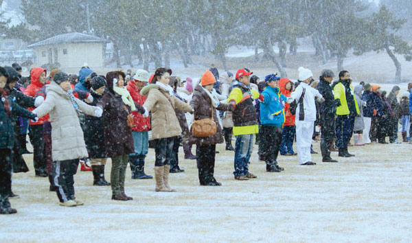 全員が吹雪の中、手をつなぎ黙祷した