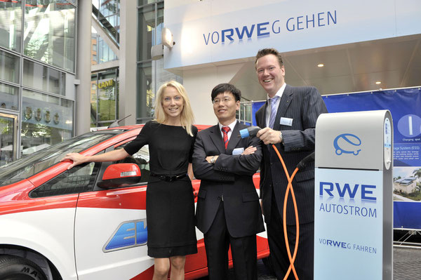 C. Reichert, RWE Effizienz GmbH, Y. Chen, BYD und P. W. Harting, Harting Technology Group, bei der Bekanntgabe der Kooperation der RWE mit BYD und Harting im Berliner Sony Center.