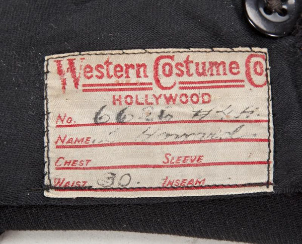 Etiquette de la WESTERN COSTUME COMPANY à l'intérieur du costume. L.HOWARD est inscrit dessus.