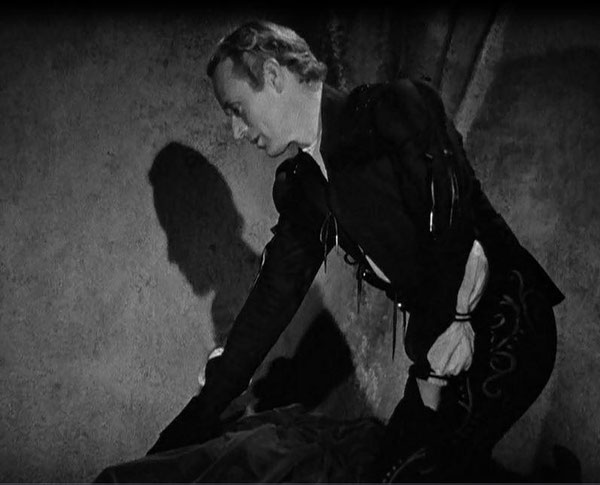 Photo de la scène de la mort de ROMEO où LESLIE HOWARD porte le pourpoint.