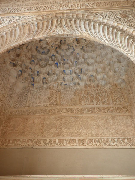 Ce type de plafond avec des stalactites rappelle que le prophète s'était retiré dans une grotte.