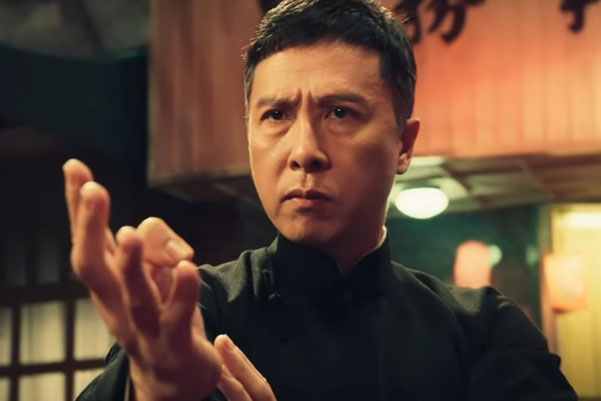 Auf dem Bild ist Donnie Yen als Wing Chun Meister Ip Man zu sehen.