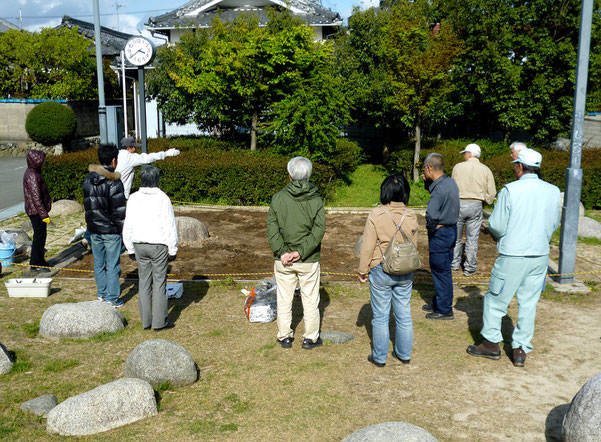 春、花壇づくりの打ち合わせをする「園芸ファーム」のメンバー