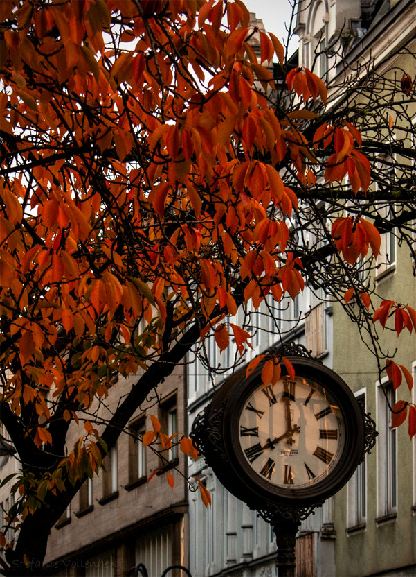 Bottrop, Hansastraße, Altstadtromantik, Uhr, Herbstblätter