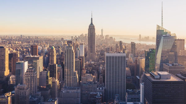 Il y a 3 indices majeurs aux États-Unis : le Dow Jones, le S&P 500 et le NASDAQ.