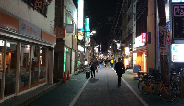 世田谷経堂の夜の商店街