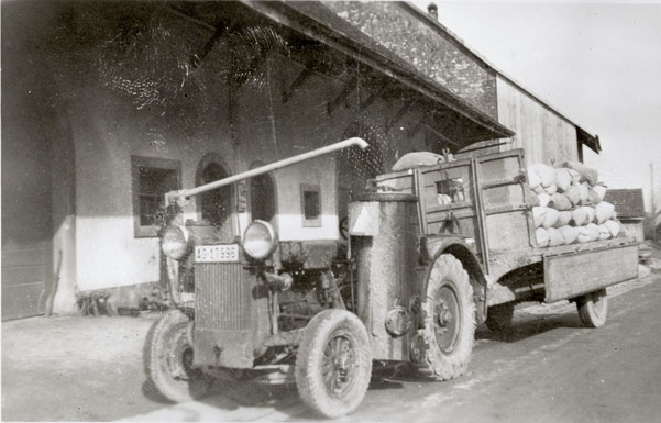 Foto von 1942: Traktor mit Holzvergaser vor der Wittnauer Mühlescheune