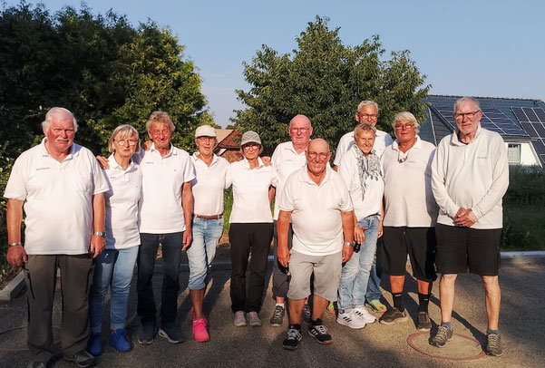 Die 11 Teilnehmer der Geest-Bouler bei der Landesmeisterschaft Triplette am 9. August 2025 in Idstedt.
