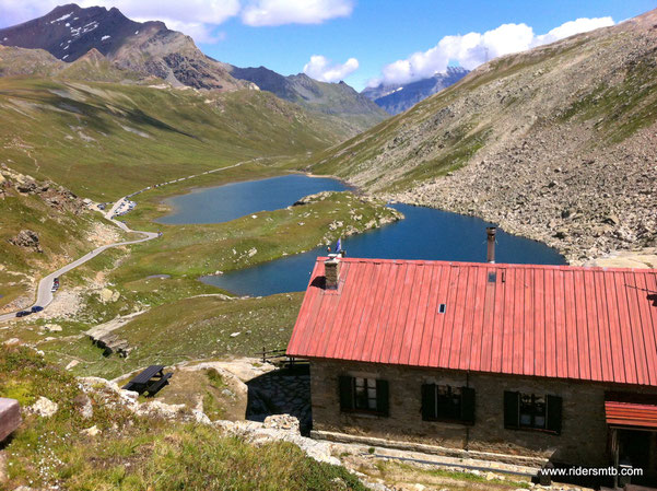 eccoci al colle, tralasciamo il Rifugio Chivasso dove l'accoglienza  è stata tutt'altro che ospitale  