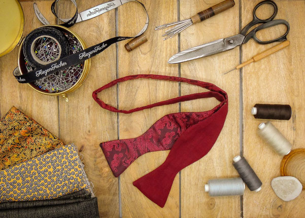 Einteiliger Selbstbinder in bordeaux aus Leinen, mit einer farblich passenden Paisley-Rückseite