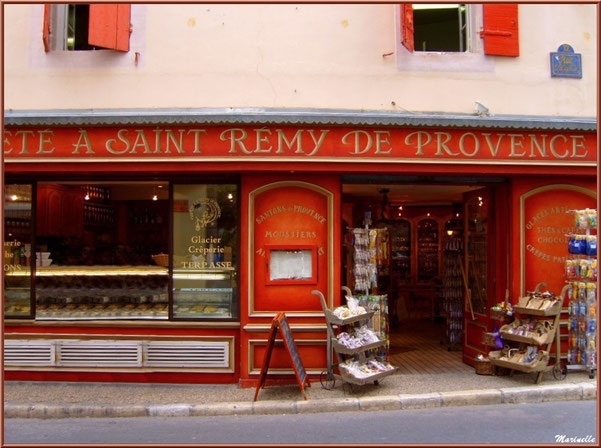 Façade commerçante dans une ruelle centre ville à Saint Rémy de Provence, Alpilles (13) 