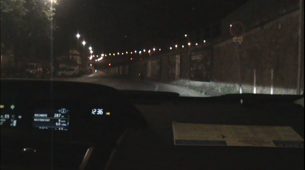 Erster Test eines Reflektors in Scheckkartengröße, Mai 2018, im Stadtgebiet: siehe Lichtpunkt in der Bildmitte. (Nach Mitternacht, um möglichst wenig Verkehr zu haben.)