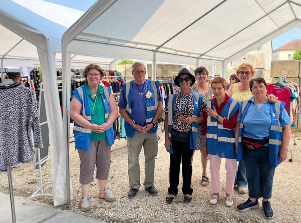 Patricia Tissot (en jaune) et une partie des bénévoles de l'antenne Dormaniste du Secours Populaire Français.