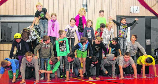 Noch sieht die Pyramide der Schüler-Artisten der Gemeinschaftsschule Mönchweiler nicht ganz perfekt aus. Im Laufe der kommenden Wochen werden sie das bis zur Aufführung im Juni noch fleißig üben. Bild: Cornelia Putschbach
