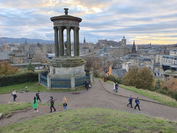 Blick auf das Dugald Stewart Monument auf dem Calton Hill in Edinburgh mit Blick auf die Stadt im Hintergrund ©My own Travel