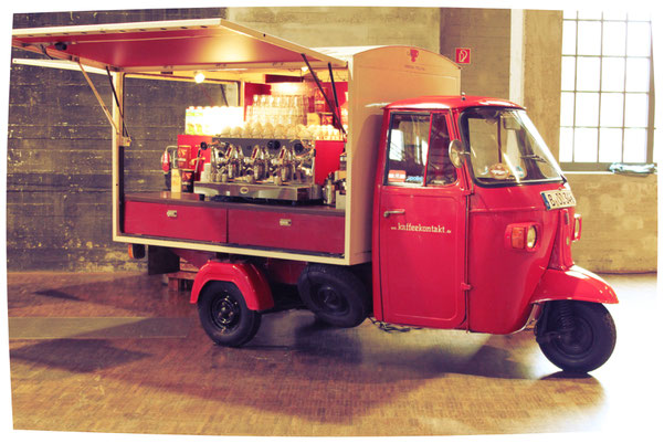 Oldtimer-Kaffeebarbar mit Dreigruppiger Siebträgermaschine. Piaggio Ape Kaffeebar. MP 600. Grimac. Faema. E-61. 