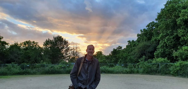 Die Sonne versendet glühende Brände, Abendkühle senkt sich über die Stätte. Wo eben noch hitzig gerungen, herrscht fast schon Stille. Nur leises Murmeln vernimmt man noch, der Spieler Stimmen, bis mit dem Licht mählich auch sie versiegen.