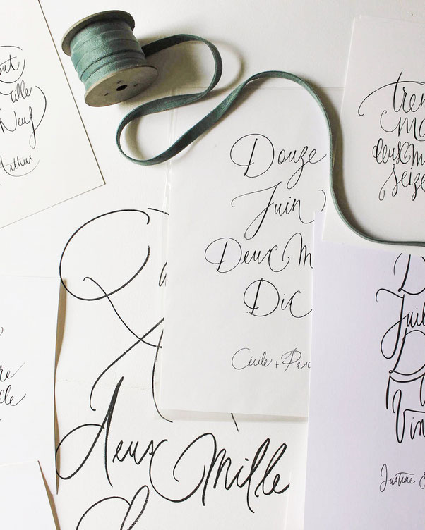 Date calligraphiée à la main sur papier d’art – création personnalisée Carole Paillé Studio