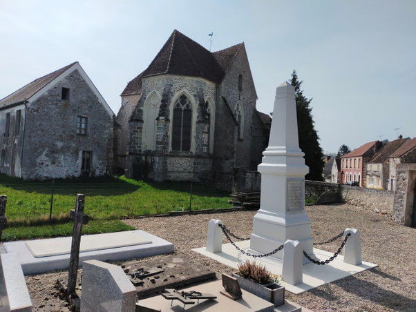 Le cimetière jouxte l'église (sans clocher) Saint-Pierre d'Artonges.