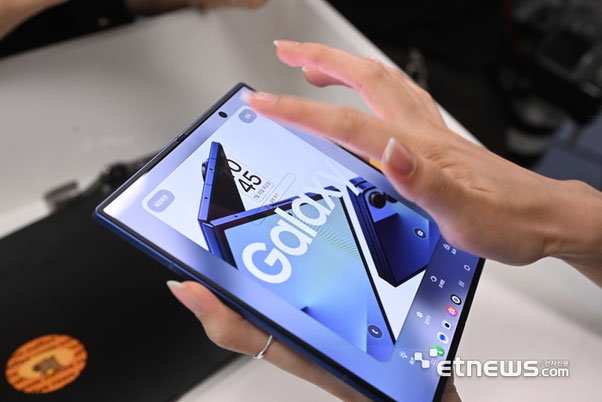 サムスン電子のフォルダブルスマートフォン「Galaxy Z Fold7」（写真：ETNews）