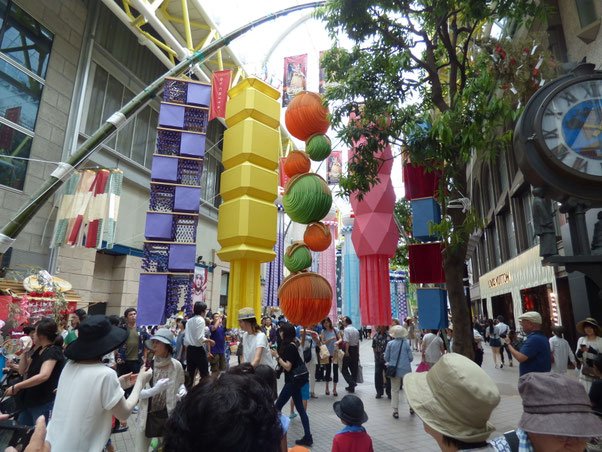 平成27年仙台七夕、鐘崎蒲鉾店の竹飾り