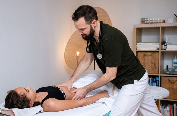 Untersuchung und Behandlung am Bauch für Verdauungsprobleme, Blähungen, Verstopfung etc.