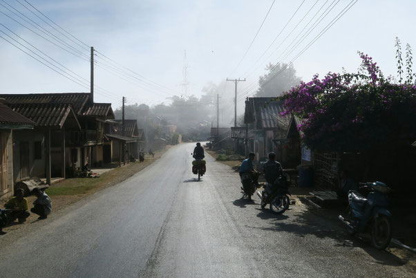 Village Hmong dans la brume matinale