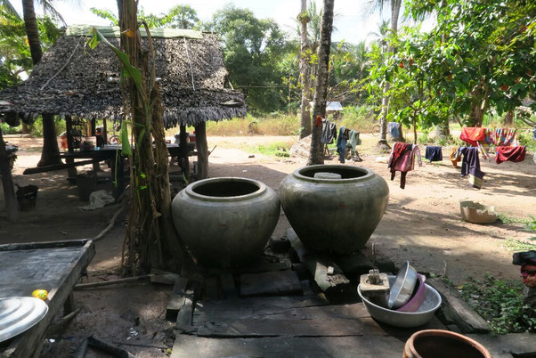 Cour typique cambodgienne : la réserve d'eau, une paillote... il ne manque plus que le hamac!