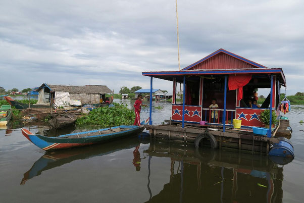 Maison flottante sur les rives du lac Tonle