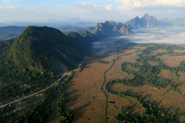 Les environs de Vang Vieng vus du ciel