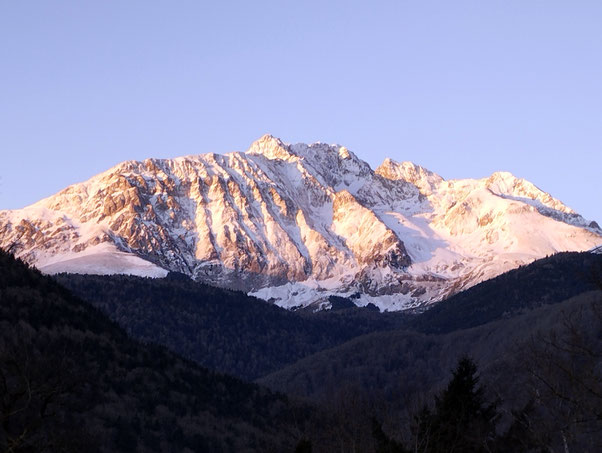 Vue du lever de soleil sur l'Arbizon depuis la Soulane