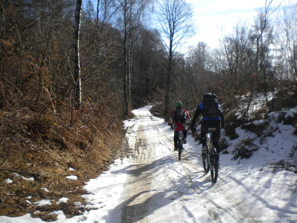 anche a Valpiana troviamo la neve.... le gomme aderiscono ....si pedala