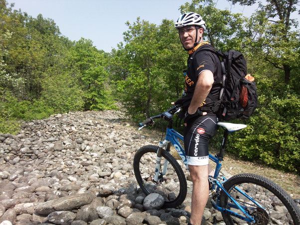   dopo svariati km, il mondo sotto di noi è diventato un cumulo di pietre impossibili da percorrere in bici. Siamo nella Bessa, miniera a cielo aperto usata dai Romani ed ora “ Riserva Naturale Speciale”.    