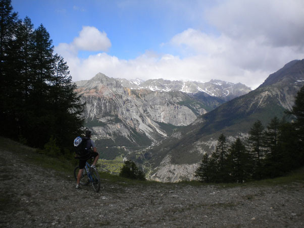 dopo mille tornanti con sguardo su Oulx si arriva al Colomion ed il panorama si apre su Bardonecchia. 