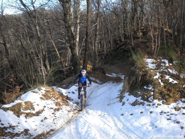 in cima troviamo ancora neve ma magicamente il sentiero di discesa è perfetto, asciutto, sgombro di foglie, proprio come ci hanno informato i Gufi MTB contattati il giorno precedente, Grazie infinite!!