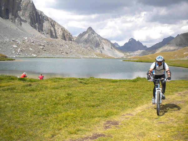 Al lago dell'Oronaye la tentazione  di svaccare è alta...ma il tempo stringe