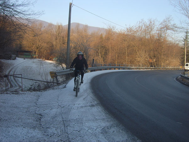 Siamo a Pogno, territorio dei mitici  Gufi, temperatura rigida, -5, si sale verso la colma di Valpiana per ripercorrere il rinomato sentiero dove, nel  2011, l'organizzazione della Superenduro  ha pos