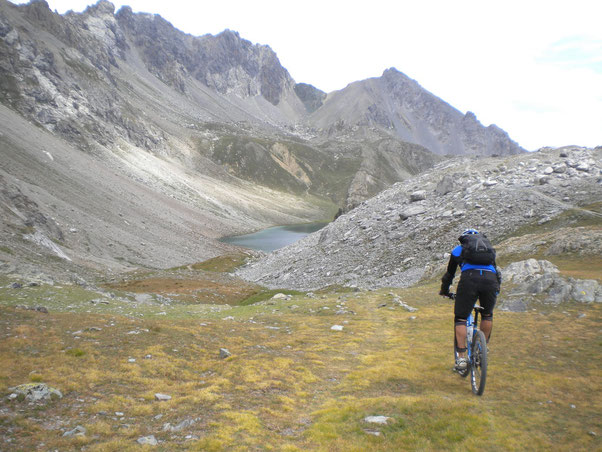 i laghetti alpini spuntano come funghetti...questo è il terzo...... 