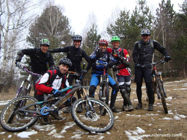  al Colle della Selva scattiamo la foto di rito - con quattro bikers in meno - poi  breve portage per imboccare il sentiero che ci fionderà a Croce dei castelli, bella variante della Direttissima!!