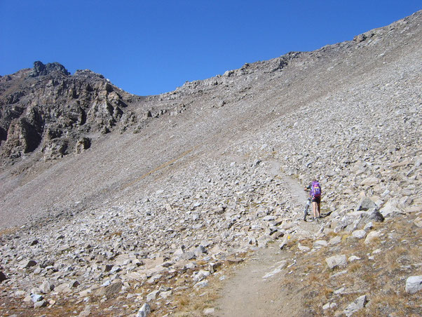 l'ultima parte del sentiero presenta una pendenza e una  sdrucciolevolezza degni del cicloalpinismo!!! 