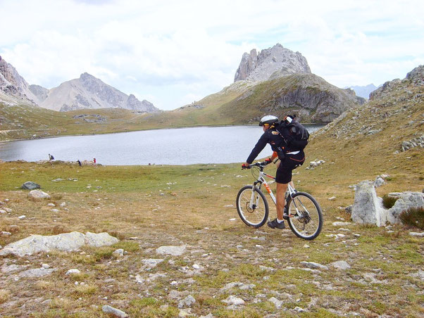 Ai laghi di Rouberent siamo sorpresi di vedere molte famigliole, e loro sono sorprese di vedere noi  in bici 