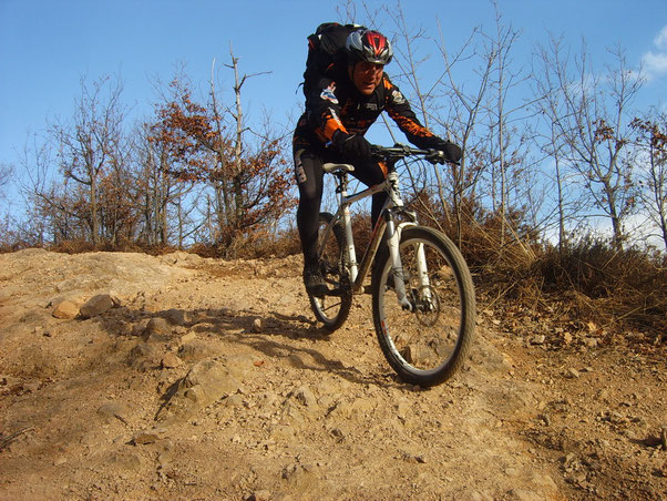 ci fiondiamo in discesa verso i drop e le dune di terra di color rosso che caratterizzano questo parco giochi per bikers 