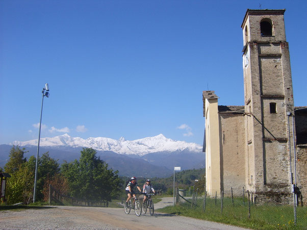 il bitume è inevitabile in mancanza di traccia GPS.....ma grazie ad un bravo contadino riusciamo a toccare qualche km di sentiero nel bosco. 