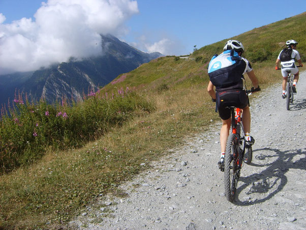 Giulio e Benito salgono come razzi incuranti di ciò che gli aspetta.....premetto che vanno in MTB da tre mesi effettuando gite con massimo 600 metri di dislivello....oggi sono 1600!! 