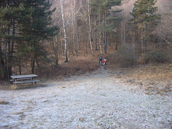 scendiamo al colle della Serva e ci tuffiamo nel singletrack esposto e poco ciclabileche termina al col del Prè,  le forti pioggie  hanno influito a ridurre la pedabilità